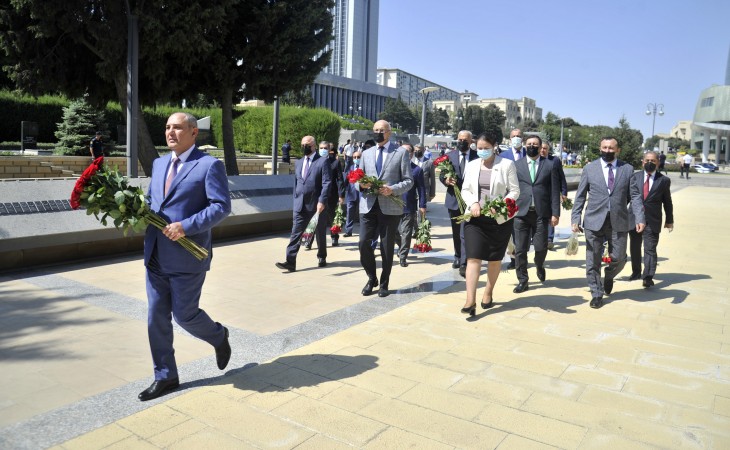 Ölkəmizdəki siyasi partiyaların rəhbərləri və nümayəndələri Bakıdakı “Türk şəhidliyi” abidəsini ziyarət ediblər