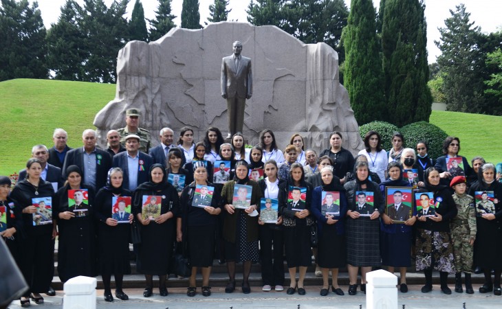 Şəhid ailələrinin üzvləri Ulu Öndərin məzarını və Şəhidlər xiyabanını ziyarət ediblər