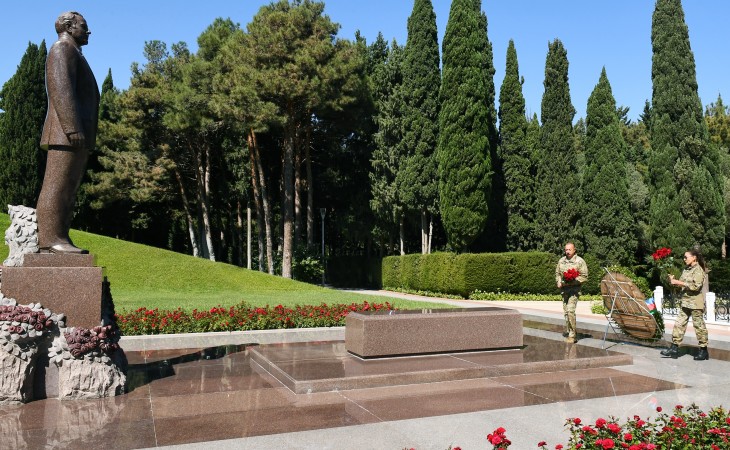 President Ilham Aliyev and First Lady Mehriban Aliyeva visited grave of national leader Heydar Aliyev at Alley of Honors