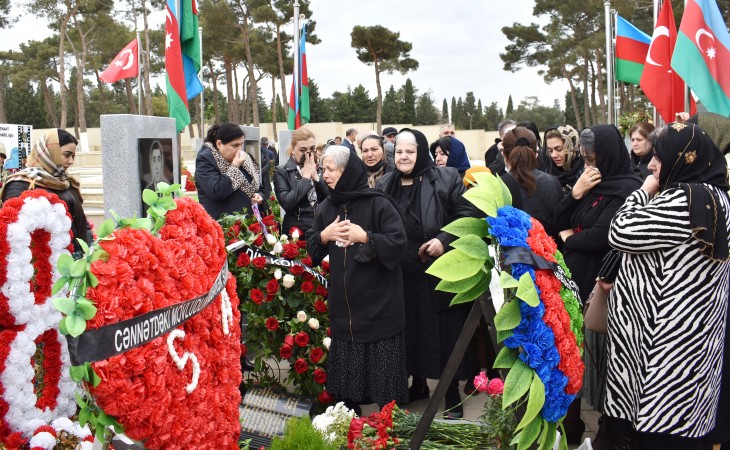 На Второй Аллее почетного захоронения почтена память шехида полковника-лейтенанта Рашада Гулиева