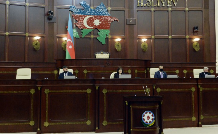 “Müstəqillik Günü haqqında” qanun layihəsi ikinci oxunuşda müzakirə olunur