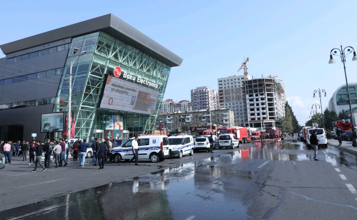 Bakıda ticarət mərkəzi yanır