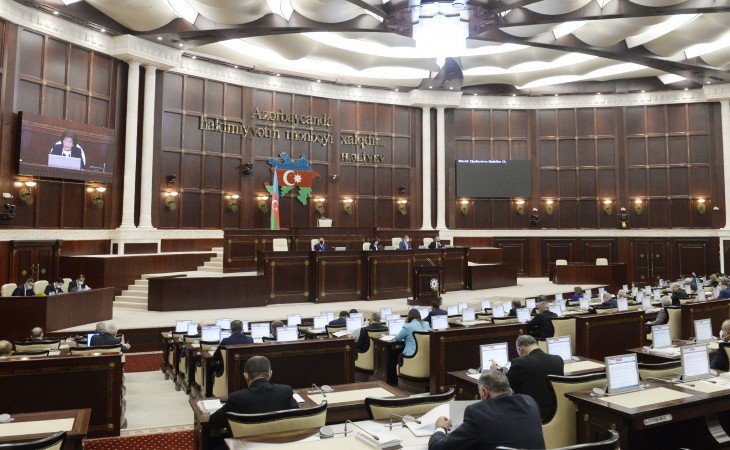 Milli Məclisin plenar iclasında 12 məsələ müzakirə olunur