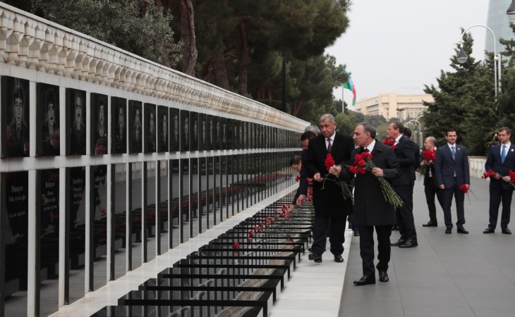 Türk Şurasına üzv dövlətlərin Baş Prokurorları Şurasının Bakıda keçirilən ilk iclasının iştirakçıları ulu öndər Heydər Əliyevin məzarını və Şəhidlər xiyabanını ziyarət ediblər