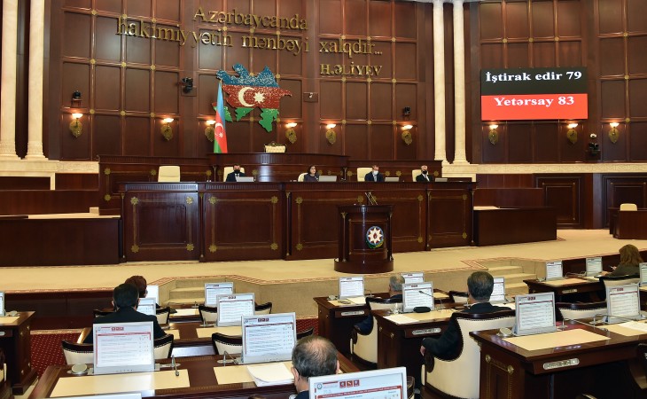 Milli Məclisin plenar iclasında 2022-ci ilin büdcə zərfi ilə bağlı müzakirələr davam etdirilir