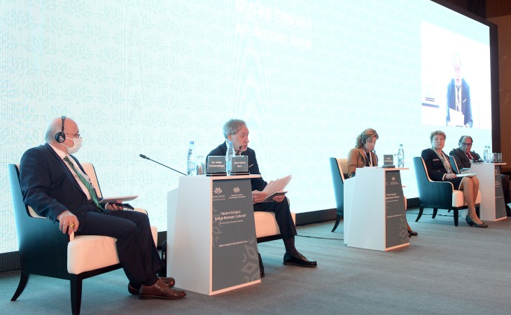 Nizami Gəncəvi Beynəlxalq Forumu panel iclaslarla davam edib