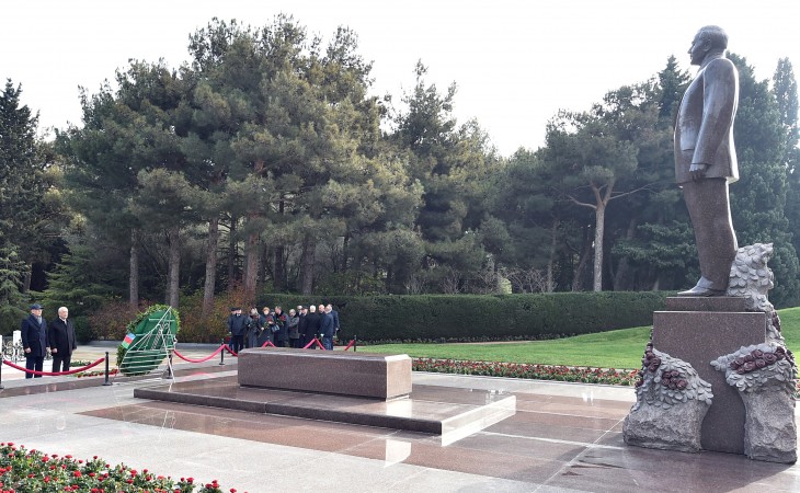 Qazaxıstan Həmkarlar İttifaqları Federasiyasının sədri Fəxri və Şəhidlər xiyabanlarını ziyarət edib