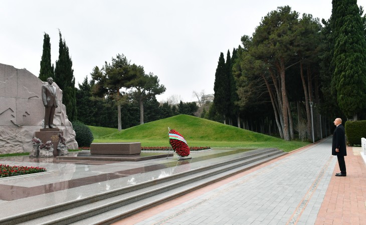 President Ilham Aliyev, First Lady Mehriban Aliyeva and family members visited grave of national leader Heydar Aliyev