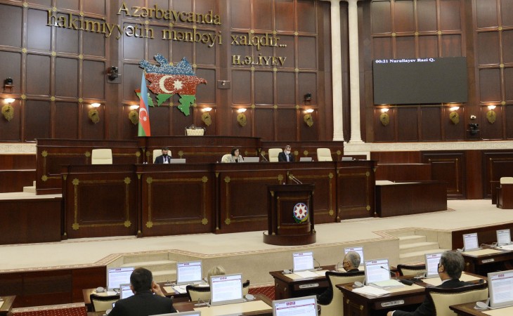 “Media haqqında” qanun layihəsi Milli Məclisdə ikinci oxunuşda təsdiqlənib