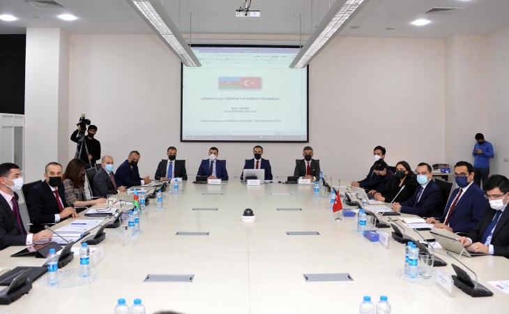 Bakıda elektrik enerjisi bazarının təşkili və fəaliyyəti mövzusunda müzakirələr aparılır