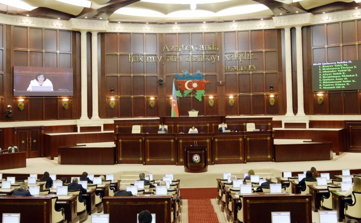 Milli Məclisdə apellyasiya məhkəmələri hakimlərinin təyin edilməsi haqqında qərar layihəsi təsdiqlənib