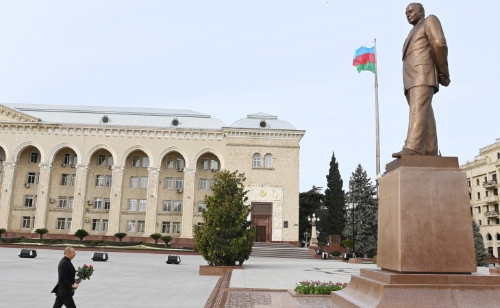 President Ilham Aliyev visited statue of national leader Heydar Aliyev in Ganja