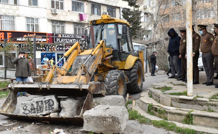 Paytaxtda binaların həyətlərinin giriş-çıxışlarına qoyulmuş süni maneələr aradan qaldırılır