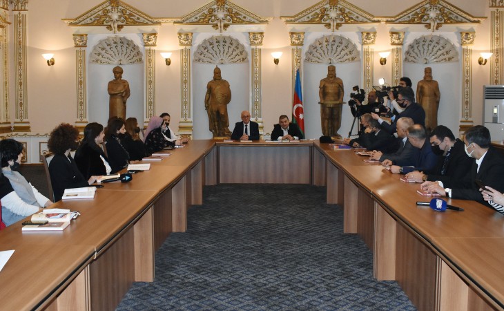Nizami Gəncəvinin seçilmiş əsərləri rus dilində nəşr olunub