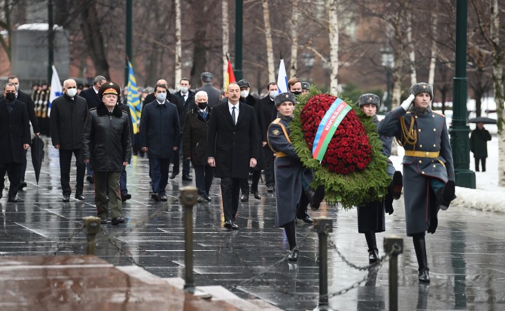 President Ilham Aliyev visited tomb of unknown soldier in Moscow