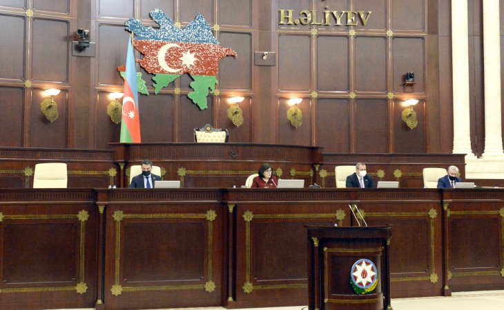 Milli Məclisdə “Qida təhlükəsizliyi haqqında” qanun layihəsi birinci oxunuşda təsdiq edilib