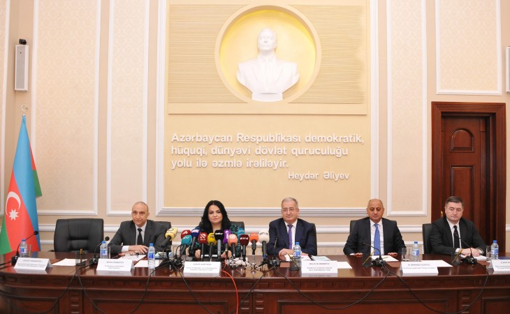 Ədliyyə Nazirliyinin inzibati binasında KİV nümayəndələrinin iştirakı ilə mətbuat konfransı keçirilir