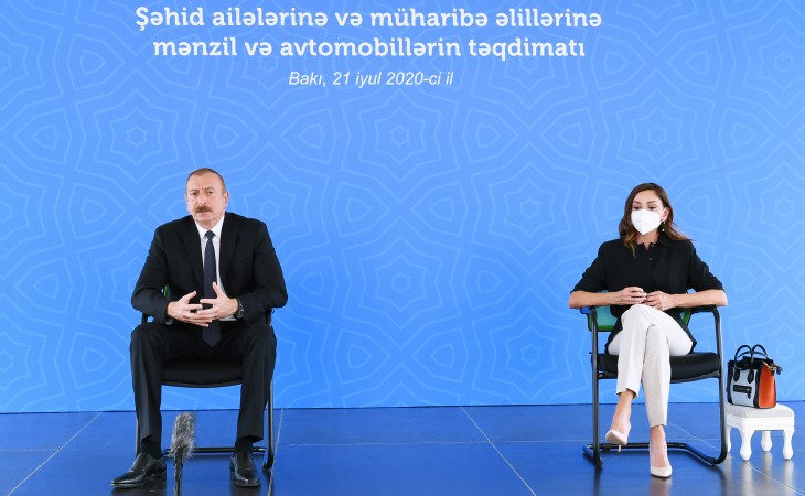 Bakıda şəhid ailələrinə, müharibə əlillərinə mənzillərin və avtomobillərin təqdim olunması mərasimi keçirilib Prezident İlham Əliyev və birinci xanım Mehriban Əliyeva təqdimat mərasimində iştirak ediblər