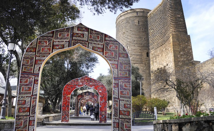 Novruz bayramı ilə bağlı Dənizkənarı Milli Park, İçərişəhər bəzədilib