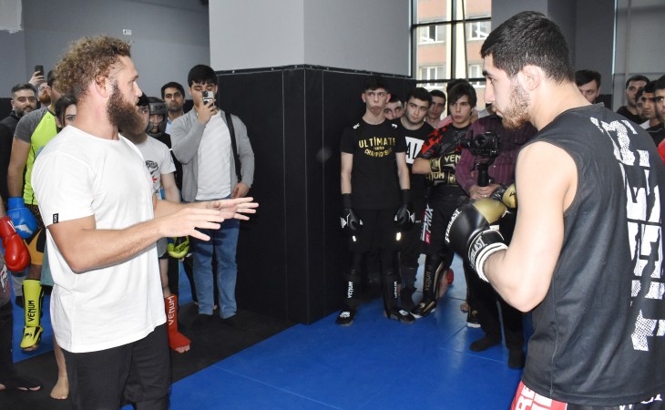 Azərbaycan əsilli MMA döyüşçüsü Rafael Fiziyev Bakıda ustad dərsləri keçib
