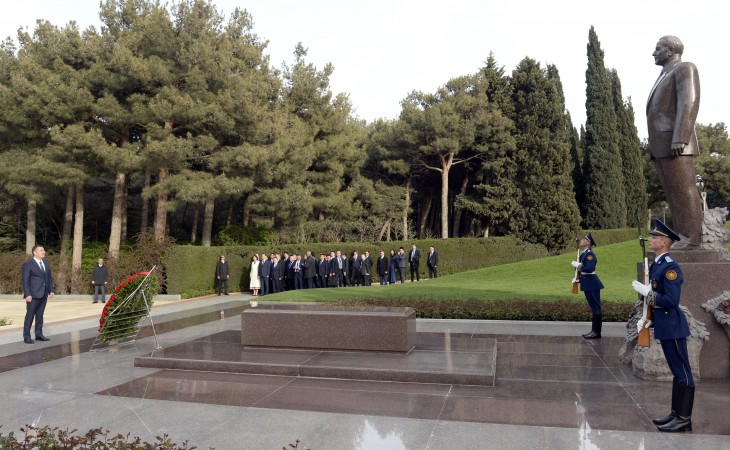 Qırğızıstan Prezidenti Sadır Japarov ümummilli lider Heydər Əliyevin məzarını ziyarət edib