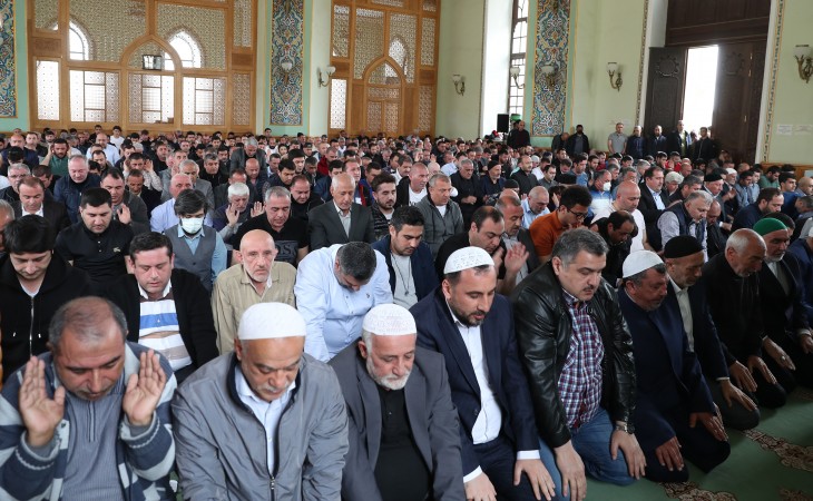 Ramazan bayramı ilə əlaqədar Azərbaycan məscidlərində bayram namazı qılınır