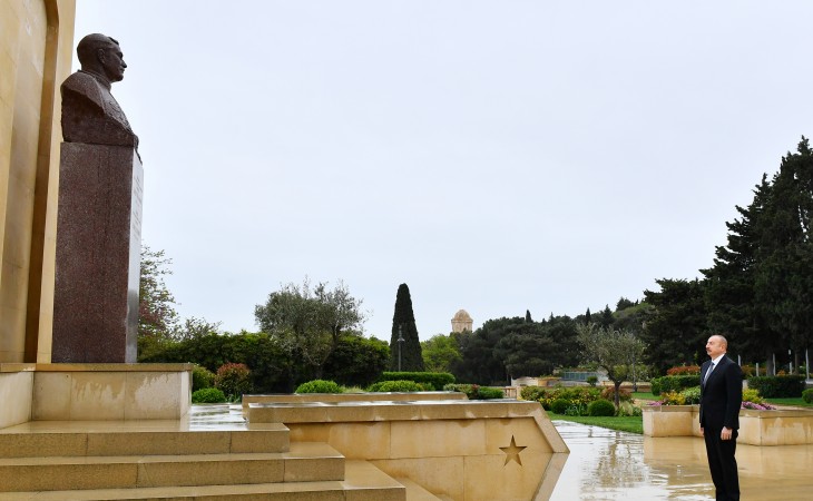 President Ilham Aliyev paid tribute to Azerbaijanis who died for the victory over fascism