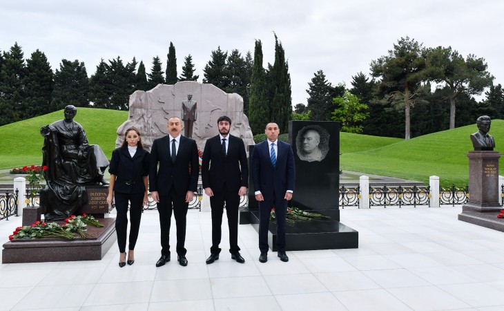 President Ilham Aliyev and First Lady Mehriban Aliyeva visited tomb of national leader Heydar Aliyev in Alley of Honors