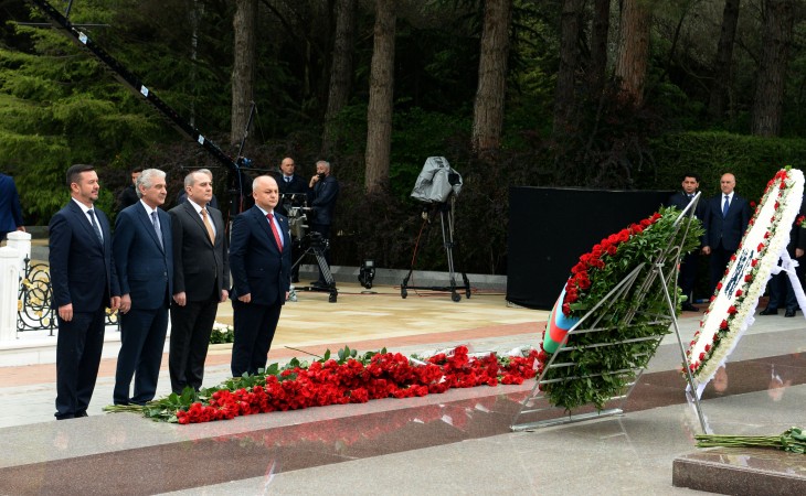 YAP-ın nümayəndələri və Makedoniya Türk Demokratik Partiyasının nümayəndə heyəti ulu öndər Heydər Əliyevin məzarını ziyarət ediblər