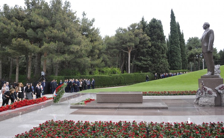 Xalqımız ulu öndər Heydər Əliyevin xatirəsini ehtiramla anır