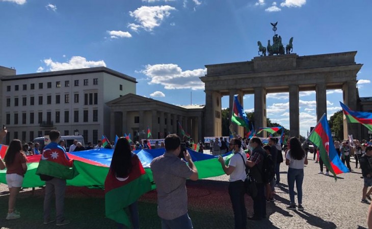 Berlində daha bir etiraz aksiyası keçirilib