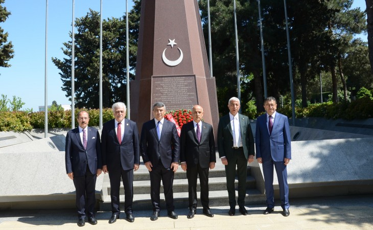 Türkiyənin kənd təsərrüfatı və meşəçilik naziri Fəxri xiyabanı və Şəhidlər xiyabanını ziyarət edib