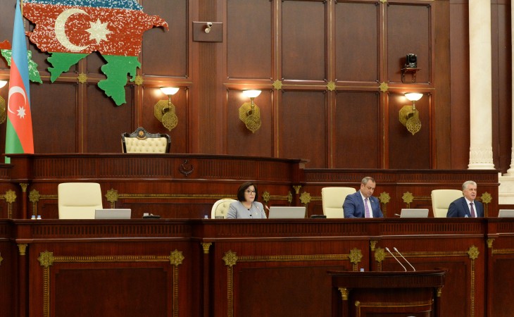 Parlamentdə informasiya ilə bağlı Qanunda dəyişikliklər üçüncü oxunuşda təsdiqlənib