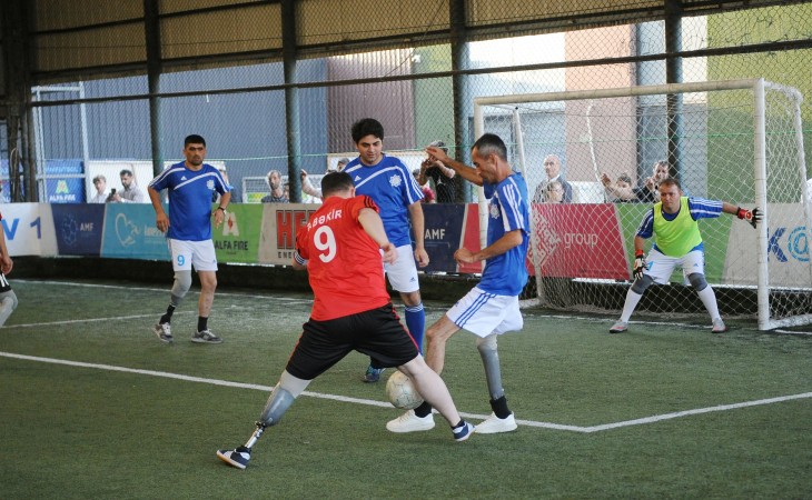 Yüksək texnologiyalı protezlərlə təmin edilmiş qazilərin futbol yarışı keçirilir