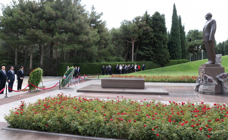 Azerbaijani media representatives visit grave of national leader Heydar Aliyev