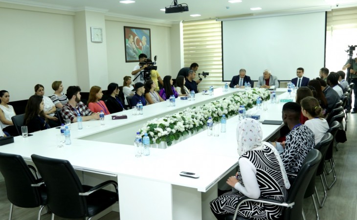 Yay məktəbinin iştirakçıları Azərbaycan multikulturalizmi barədə məlumatlandırılıb