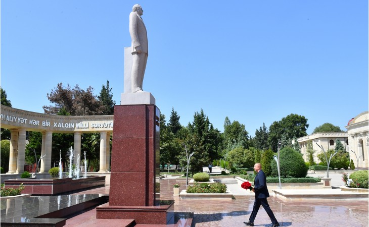 President Ilham Aliyev visited statue of national leader Heydar Aliyev in Aghsu