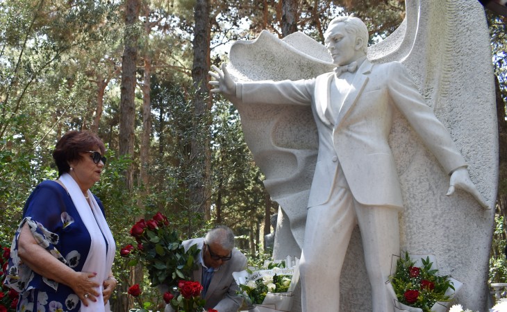 Dünya şöhrətli müğənni Müslüm Maqomayevin xatirəsi anılıb
