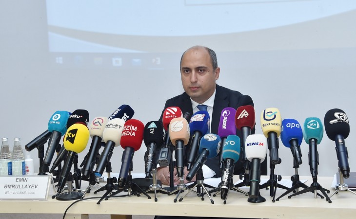 Emin Əmrullayev: 865 məktəb direktorunun, 2343 direktor müavininin vəzifə maaşına əlavələr veriləcək
