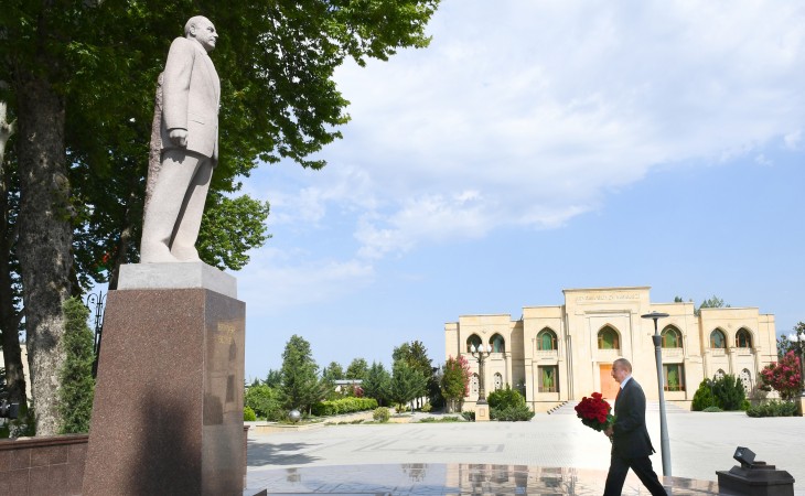 President Ilham Aliyev visited statue of national leader Heydar Aliyev in Ismayilli