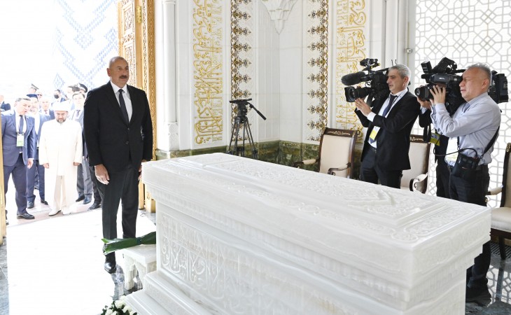 President Ilham Aliyev visited memorial complex of first President of Uzbekistan Islam Karimov