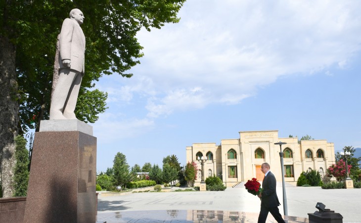 Prezident İlham Əliyev ulu öndər Heydər Əliyevin İsmayıllıdakı abidəsini ziyarət edib