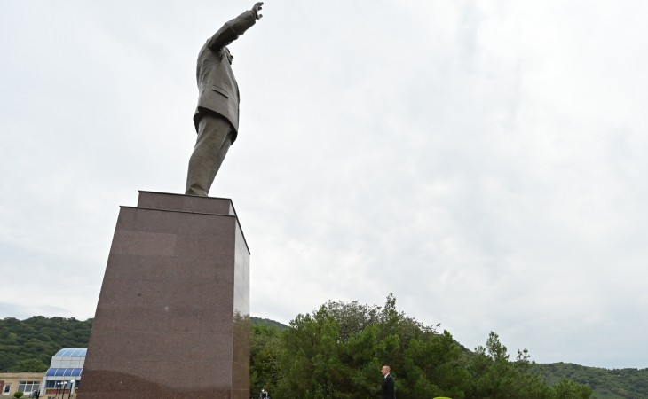 Посещение памятника великому лидеру Гейдару Алиеву в Балакене