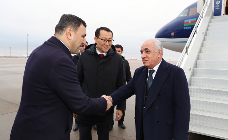 Премьер-министр Али Асадов прибыл с рабочим визитом в Казахстан