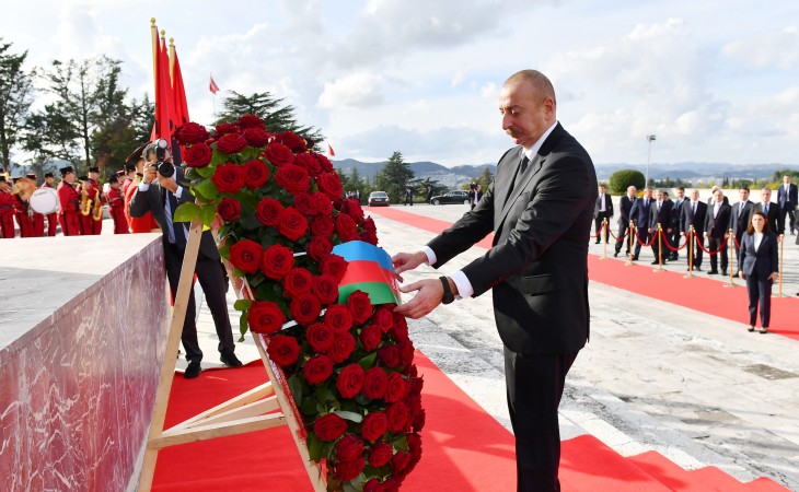 Prezident İlham Əliyev Tiranada “Mother Albaniya” abidəsini ziyarət edib