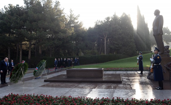 Russian PM visits grave of national leader Heydar Aliyev and Alley of Martyrs