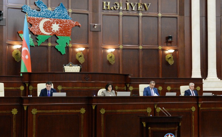 Əmək Məcəlləsində dəyişikliklər parlamentdə birinci oxunuşda təsdiq edilib