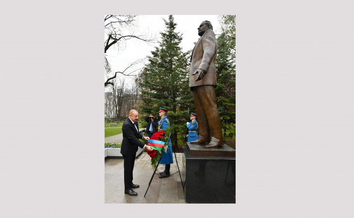 President Ilham Aliyev visited monuments to national leader Heydar Aliyev and Milorad Pavic in Tasmajdan park, Belgrade