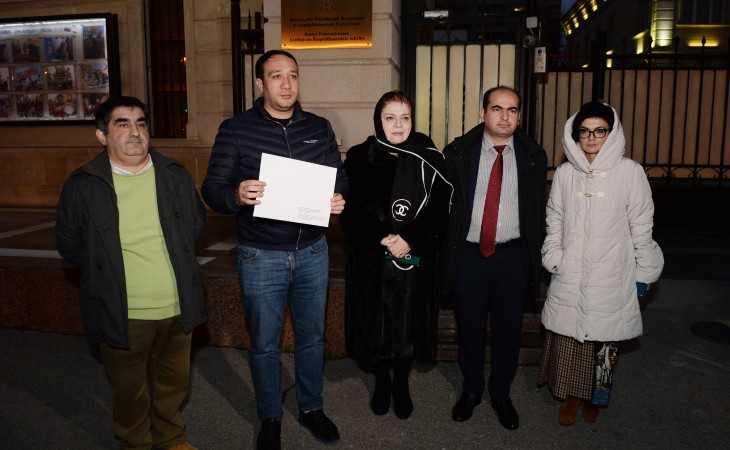 Группа азербайджанских экологов провела акцию протеста перед посольством России в Баку