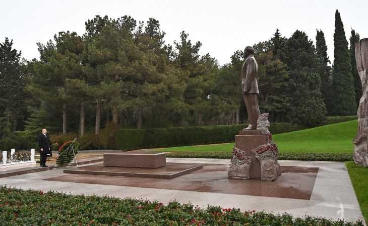 President Ilham Aliyev and First Lady Mehriban Aliyeva visited grave of national leader Heydar Aliyev 